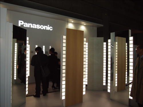 <b>次世代照明-OLED專區</b><br>
Panasonic公司展示的OLED燈片、燈具