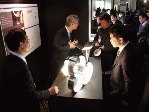 <b>次世代照明-OLED專區</b><br>
SONOBE Design Office以新的摺紙造型OLED燈具設計，吸引眾多參觀者駐足