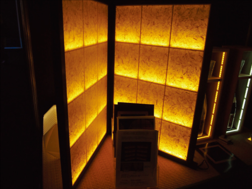 <b>展現日本傳統工藝之美-東京設計照明展專區</b><br>
使用鳥取縣產杉木，具日本傳統之美的和紙與LED結合的和紙屏風照明-鳥取電子