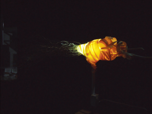<b>展現日本傳統工藝之美-東京設計照明展專區</b><br>
以木曾檜、美國赤松為素材的燈具設計，與LED相互輝映-Colorss LLC