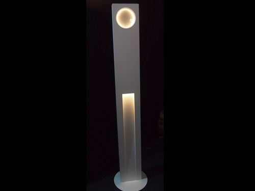 <b>展現日本傳統工藝之美-東京設計照明展專區</b><br>
在柔和的照明中，利用時針本身發出的間接光源凸顯指針所在位置，藉以顯示時間刻度，是一款將時鐘與照明結合的創新作品-內山 昌彥