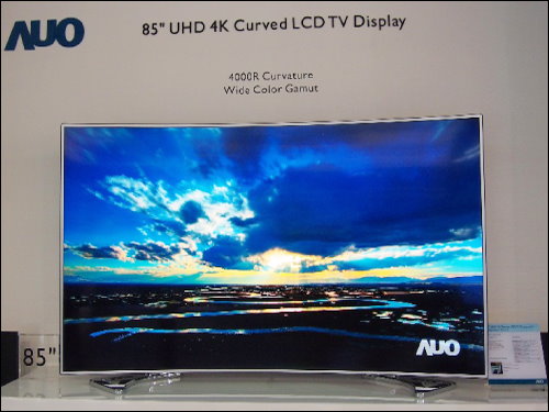 友達光電85吋4K UHD曲面窄邊框LCD TV，解析度為3840*2160、視角為89°、Frame rate 120 Hz、亮度600 cd/m<sup>2</sup>、對比 5000:1、應答時間5.5 ms、曲度4000 mm、邊框寬為11.3 mm