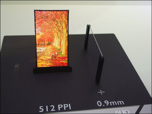 友達號稱全球最薄的4.3吋超薄LTPS TFT-LCD，具512PPI