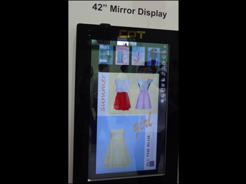 華映42吋鏡面式(Mirror) LCD，解析度為1920*1080，反射率及穿透度均約50%，採用金屬鍍膜的方法製作。點亮時可做為Public information display