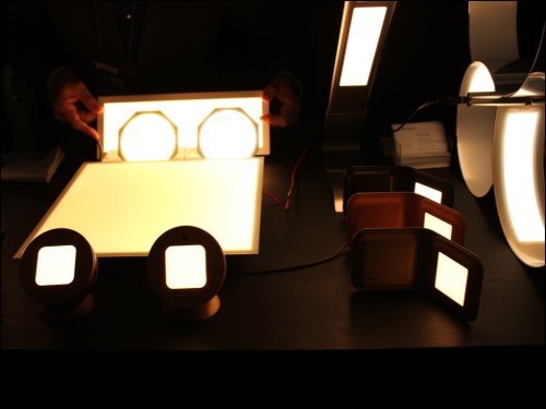 OLED Japan公司展出的各種OLED照明應用，包括圓形燈、方形燈、曲面造型燈、可充電攜帶式皮包型燈具等
