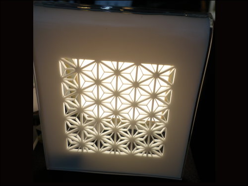 利用OLED特有的柔和光，與日本傳統工藝相結合，讓「麻葉」文樣呈現出優雅的光(永峰麻衣子、荻源陽子)