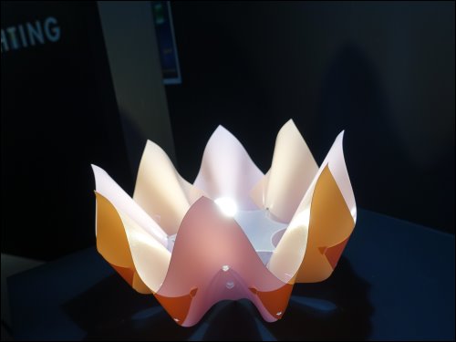 由雨宮 史郎教授設計的燈具Blossom，係以12片正方形parts組裝而成，裝拆簡易，同樣parts可以作成10款不同燈罩