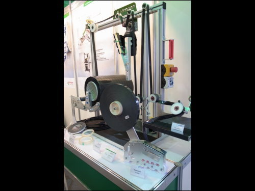 羅曼公司展示的半自動卷軸膠帶開捲機