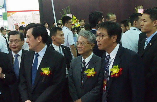工研院蔡清彥董事長(前右二)陪同總統參觀展會