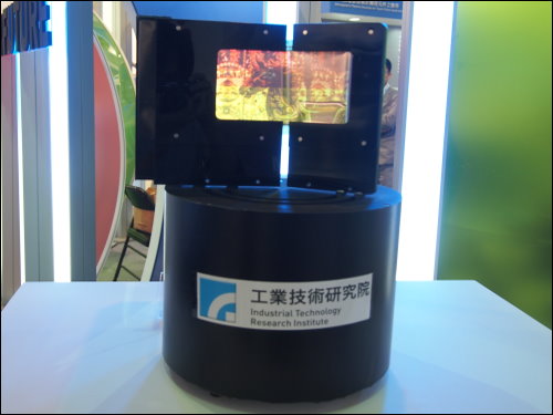 <b>工研院展出可摺疊On-Cell Touch AMOLED技術</b><br>
工研院在自有的FlexUP™軟性基板上，分別製作耐摺疊的OLED及TFT背板，以及具阻氣與觸控功能的軟性封裝上蓋板，整合日本LINTEC封裝材料，成功實現總厚度小於0.1mm的On-cell Touch AMOLED面板，未來可應用於可摺疊平板等新型手持裝置上