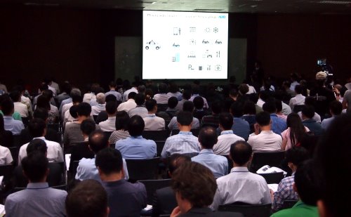 2015台灣國際平面顯示產業高峰論壇吸引數百位業內人士入場聽講