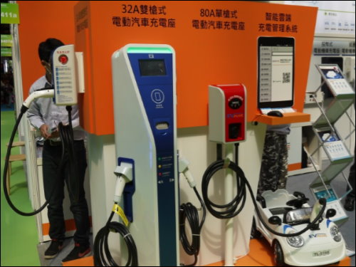 華城電機展出不同類型之電動車充電樁，以及對應的APP程式與管理系統。因應通勤、休閒、業務等不同的使用情境，其可透過APP與管理介面，提供充電資訊並進行充電樁管理