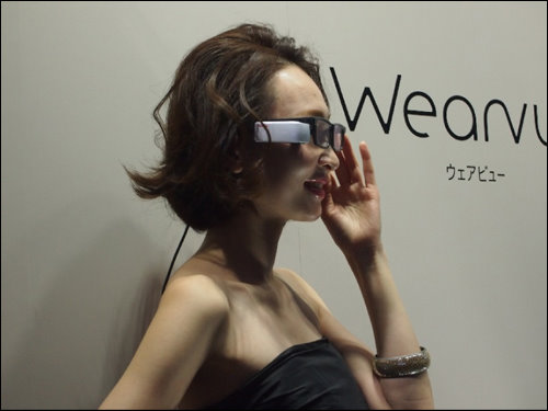 TOSHIBA展示的Wearvue重量僅及50g，採用獨家光學方式，可設計成眼鏡形式穿戴