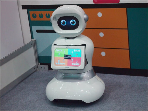 華映展示的的智慧家用機器人「白居易」，具有情感互動功能，可以根據命令控制各種家電設備與告知用電狀態，具備智能化控制、智慧能源管理、代辦事項提醒與雲端資料分析管理等功能