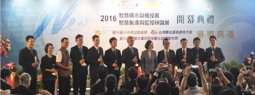 總統蔡英文與Gold Panel Award 2016得獎人合影