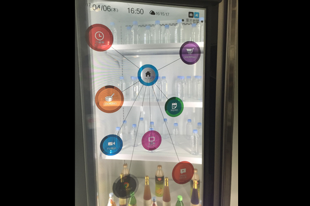 京東方(BOE)展示的透明顯示技術應用在展示櫃上
