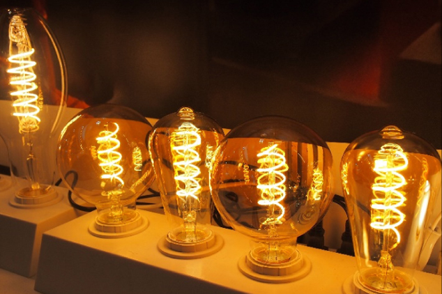 LiquidLEDs展示該公司開發的傳統造型LED燈泡，以LED線形光源取代早期的燈絲，具有復古氛圍
