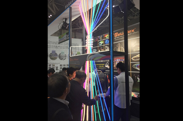 日本HOKUETSU公司展示各種不同光色的LED燈條，長度可高達100公尺，主要以景觀造型及建築物外觀產品為主要應用範圍