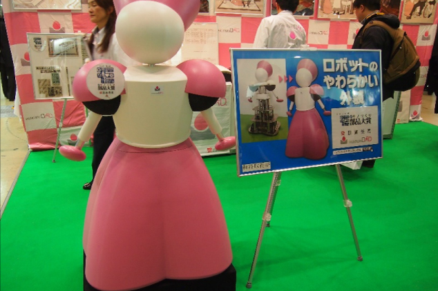 日本的機器人研發往擬人化發展，連帶也考慮到外型與材質，這款機器人以觸感柔軟獲獎。日本在開發機器人功能的同時也極為講究”感覺”