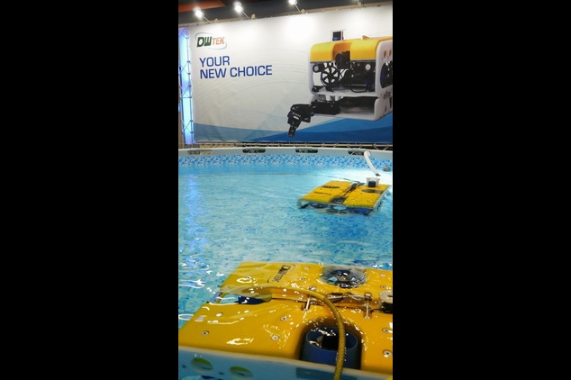 玉豐海洋科儀實際搭設水槽展現水下無人載具的操控性，以及特種防水接頭的穩定操作