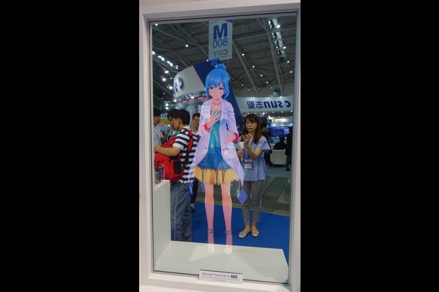 AGC旭硝子在現場展示的擴充實境(AR) 玻璃「Mirrorge」。畫面中的動畫人物會依參觀者的移動做出反應、和人打招呼。先進的虛擬接待透過Mirrorge展現出來