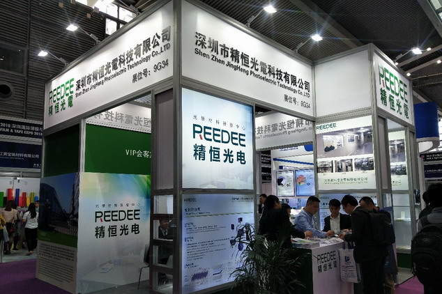 精恒光電展出手機防窺解決方案，雙邊防窺可視角為50<sup>∘</sup>，以及具92%穿透度的OCA光學膠