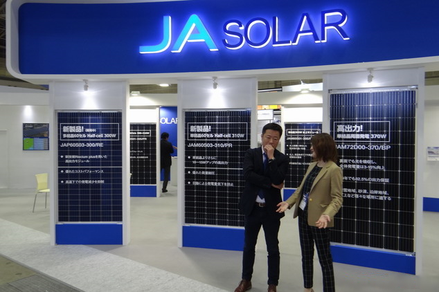 中國JA Solar現場展示多項Eagle系列高效能電池模組