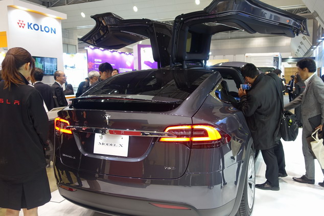 TESLA展示的Model X車型