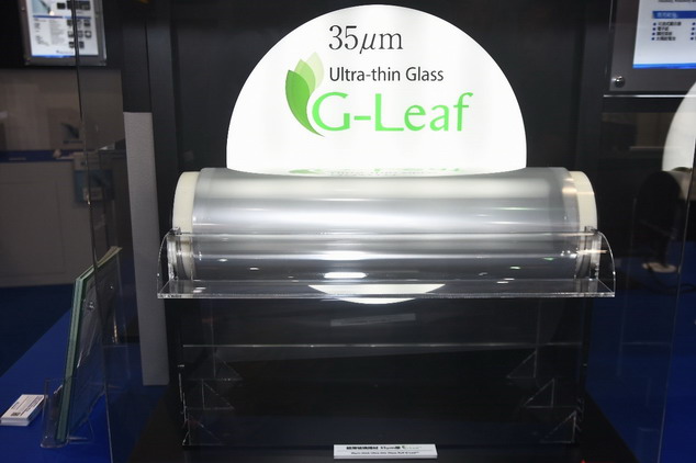 電氣硝子展示的35um超薄玻璃—G-Leaf，可如同薄膜般捲曲