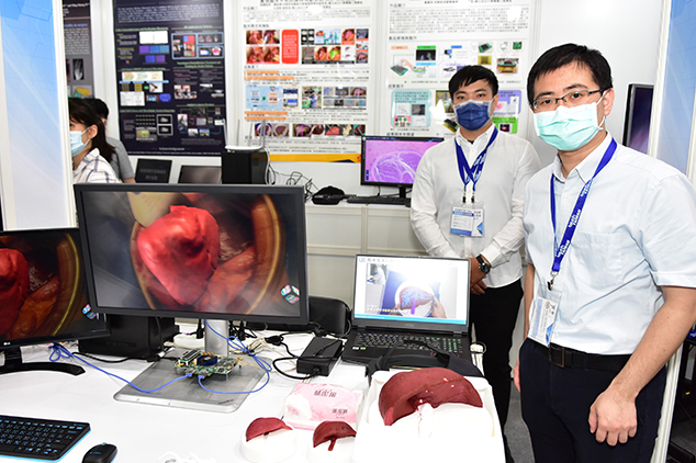 成大展出肝臟手術模擬技術，透過MR眼鏡與投影，可清楚定位血管以降低手術風險