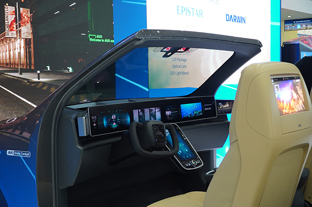 友達展出智慧座艙，使用55吋的AmLED超大型曲面顯示器替代汽車儀表，並整合感測元件提供個人化服務