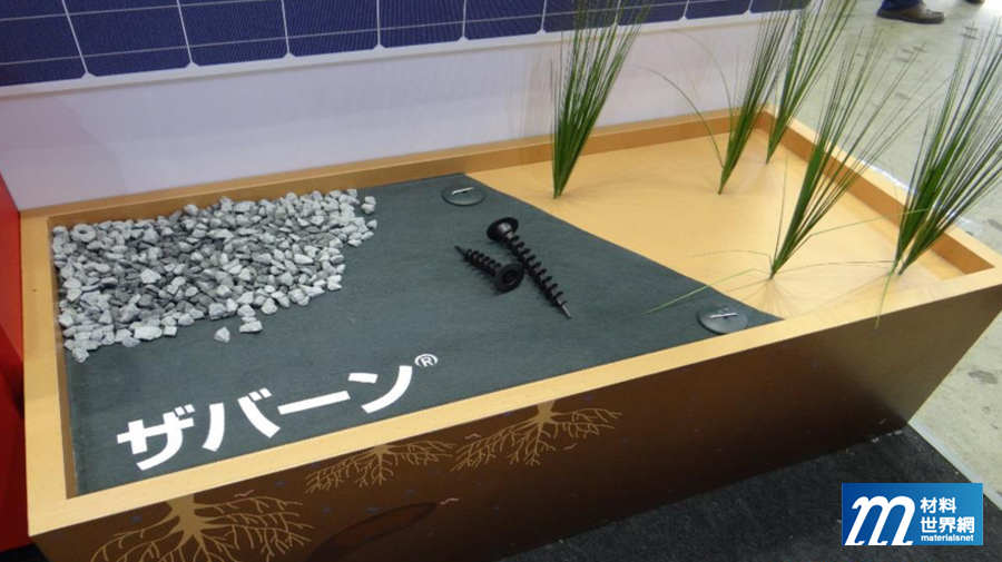 圖十二、杜邦展示以PP材料製成的纖維織布，可作為防草抑制布，應用於PV模組安裝地面上