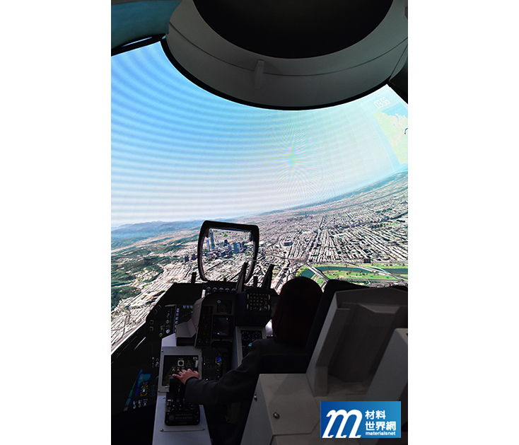 圖三、以球體座艙進行飛行模擬能涵蓋所有視角，強化擬真度