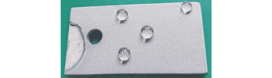 圖五、經熔射技術製作準晶塗層，表面疏水性優異
